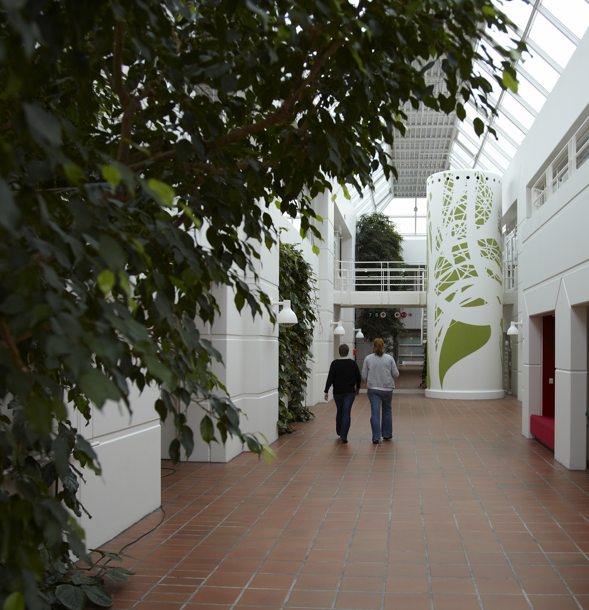 montering af udsmykning med grøn filt på elevatortårn hos Tryg filt (16)